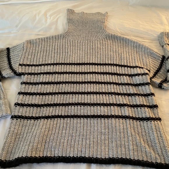 Snuggle-Ready in Style — Love Ellie Turtleneck Sweater - Picture 5 of 5